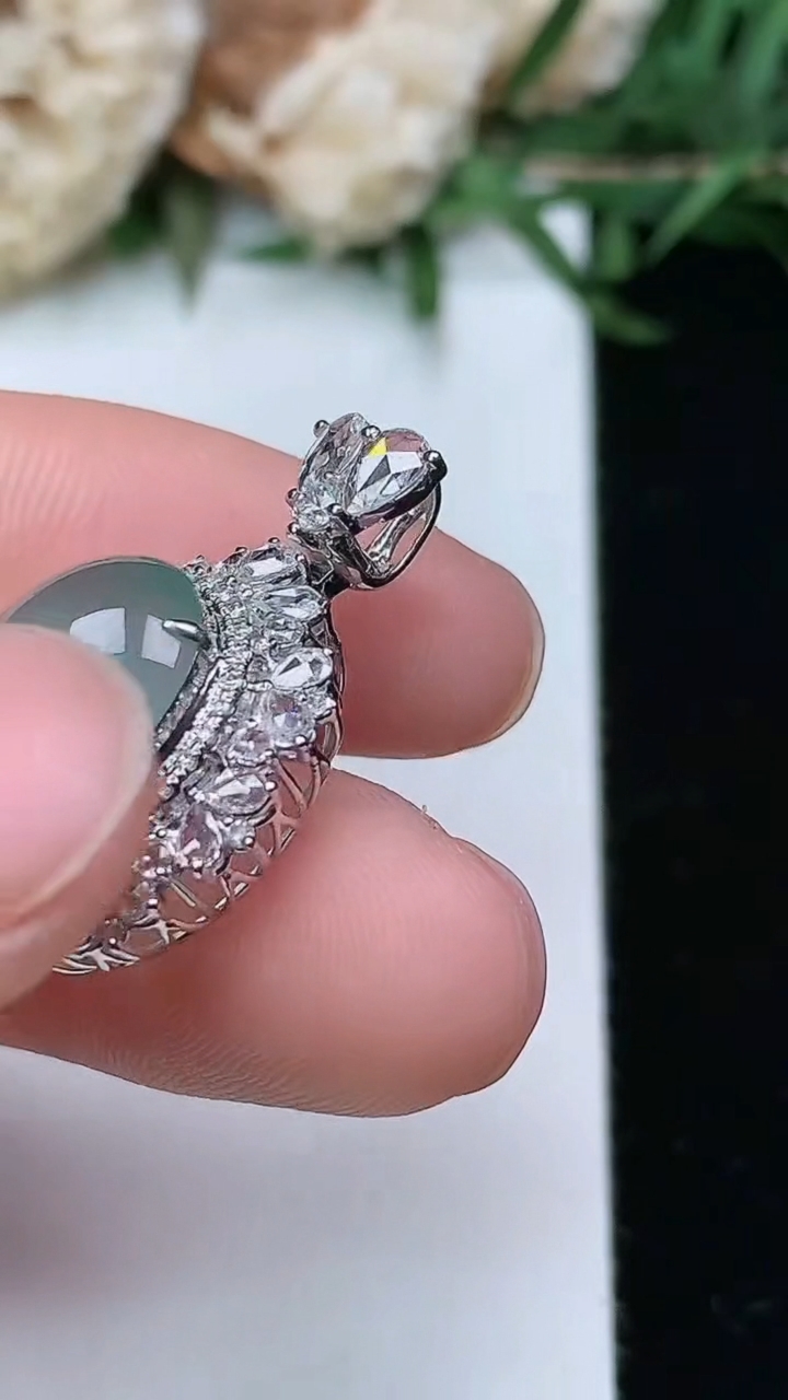 天然A货翡翠蛋面吊坠，尺寸25.3-15.5-11，裸石11.7-9.4，重量:2.75g
3月23日