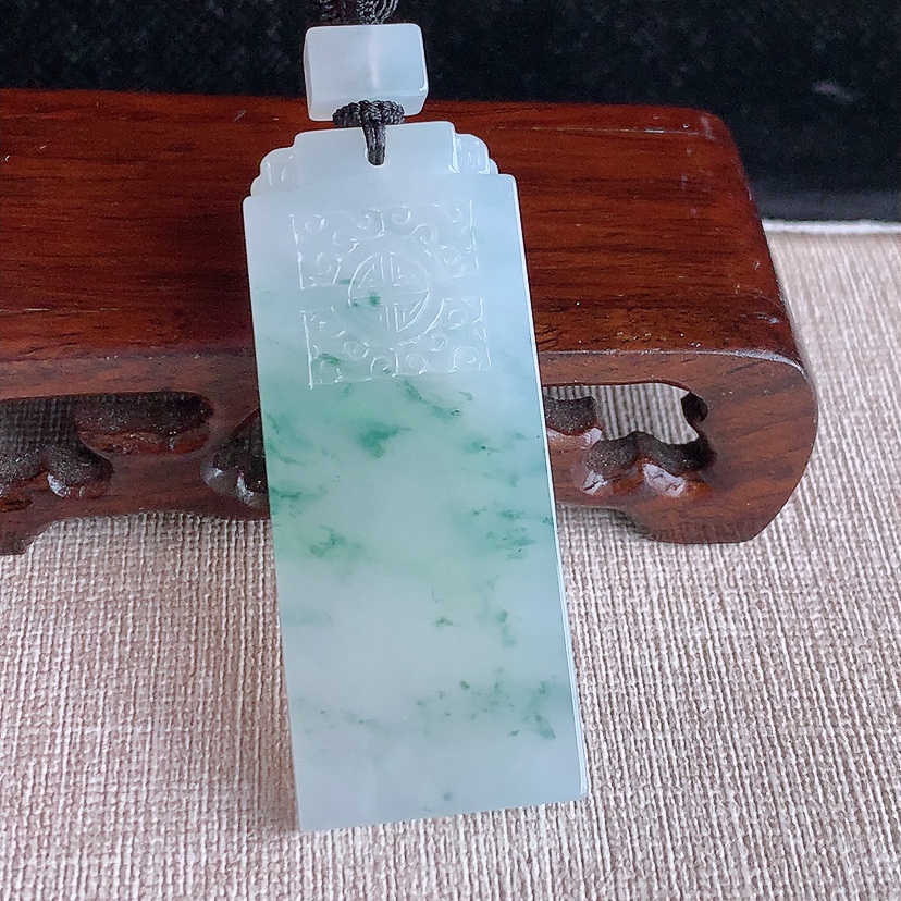 天然A货翡翠飘花仿古无事牌吊坠 
尺寸58-23.5-6.5mm 重量30.58g 0322