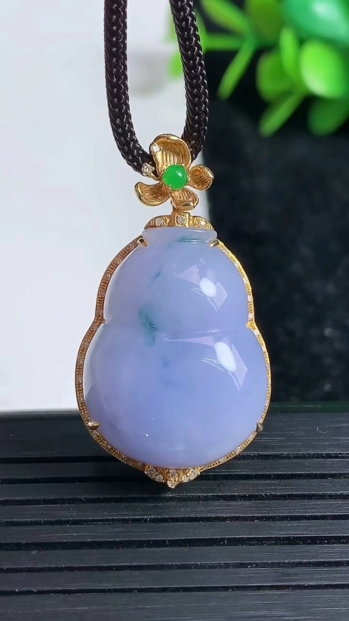 天然A货翡翠18K金紫罗兰飘花葫芦吊坠尺寸35.3-20-10.6裸石23.9-18.2重量:8.8