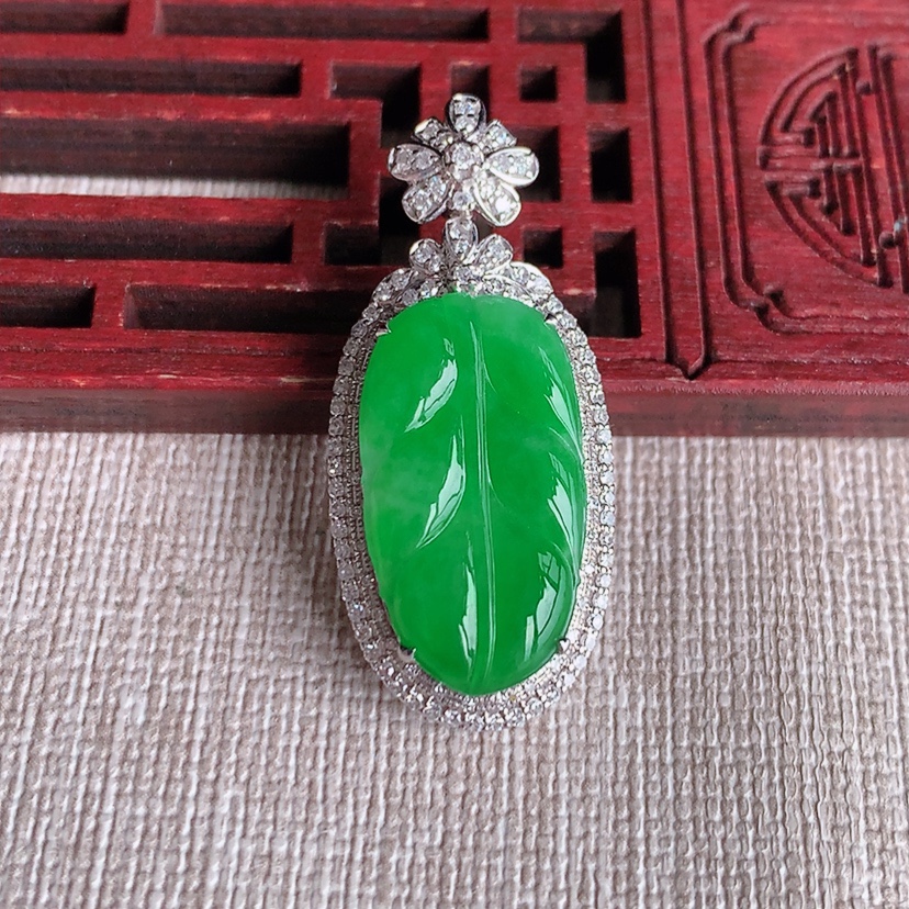 天然A货翡翠18K金伴钻镶嵌阳绿叶子金枝玉叶吊坠 
尺寸35.8-15.8-8.2裸石21.5-12