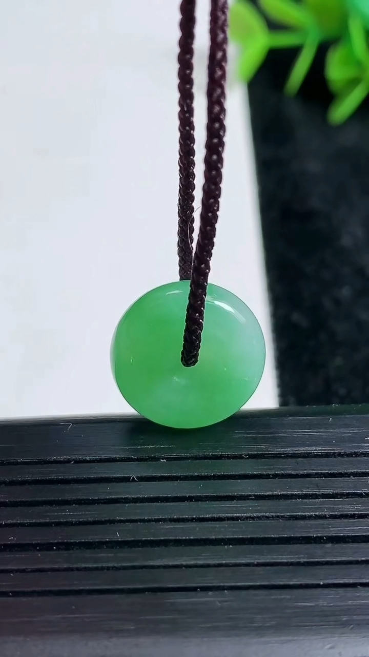 天然A货翡翠平安扣吊坠尺寸15.6-5.2重量:2.91g
3月23日