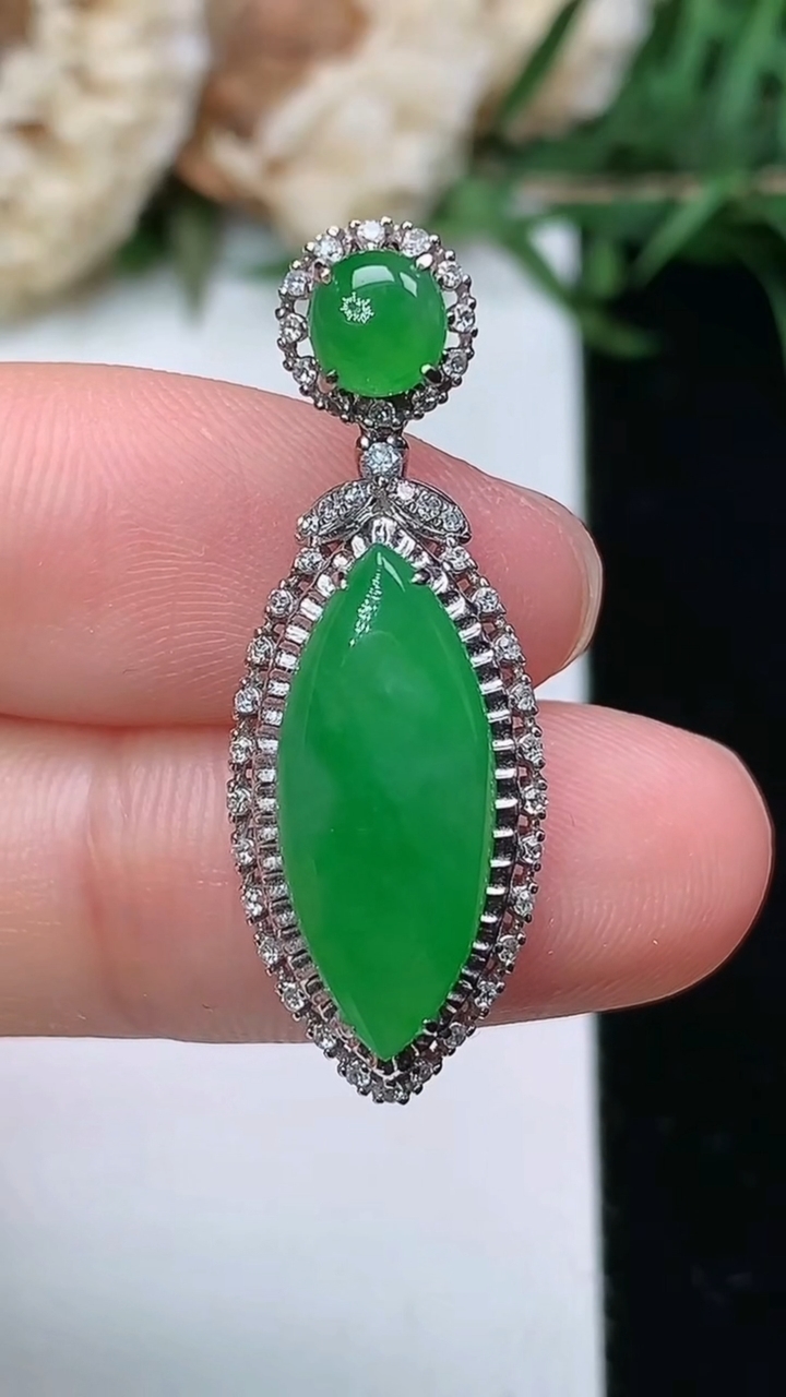 天然A货翡翠随形吊坠，尺寸31-11-7，裸石17.7-7.4，重量:2.83g
3月23日