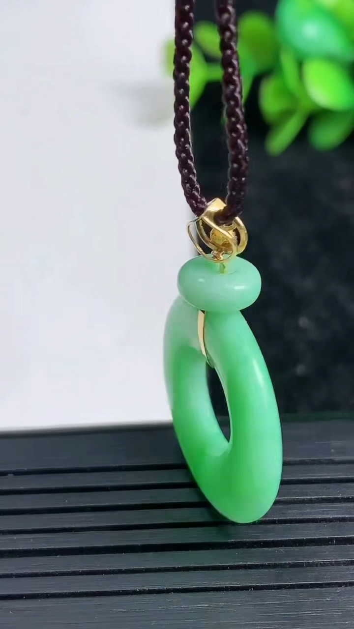 天然A货翡翠平安环吊坠尺寸23.5-3.7重量:4.58g
3月23日