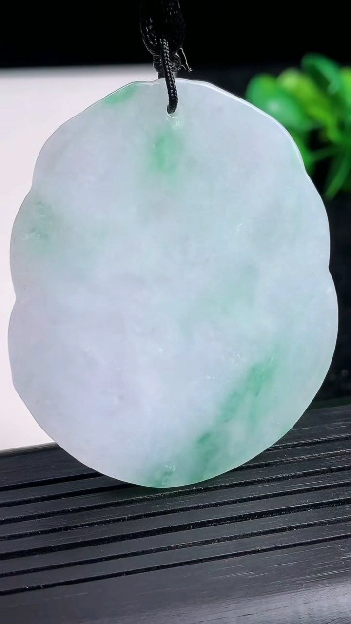 天然A货翡翠生肖兔吊坠尺寸50-42.6-5.4重量:23.37g
3月23日