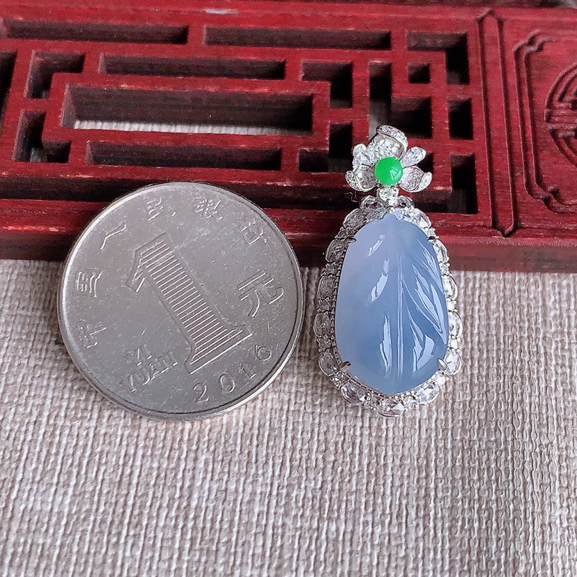 天然A货翡翠18K金伴钻镶嵌紫罗兰叶子金枝玉叶吊坠 
尺寸29.3-14.8-10裸石17.5-11mm 重量4.73g 0322