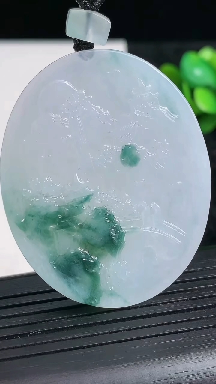 天然A货翡翠牌吊坠尺寸50.9-42-4.5重量:27.17g
3月23日