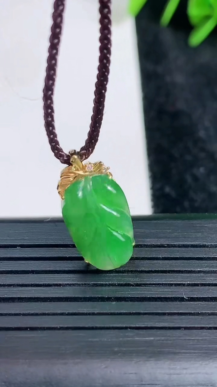 天然A货翡翠金枝玉叶 叶子吊坠尺寸19.8-9.7-5重量:1.48g
3月23日