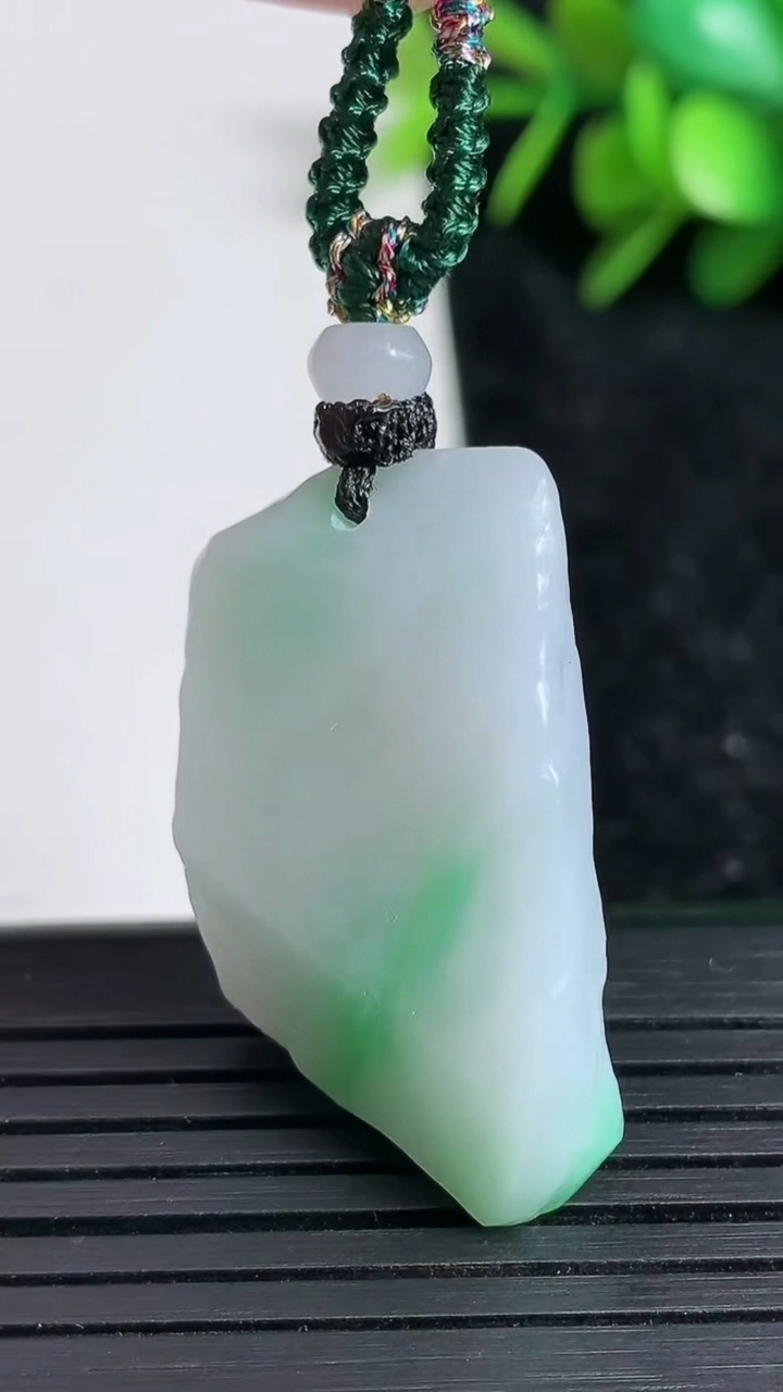 天然A货翡翠原石吊坠尺寸34-19.1-6.1重量:10.58g
3月23日