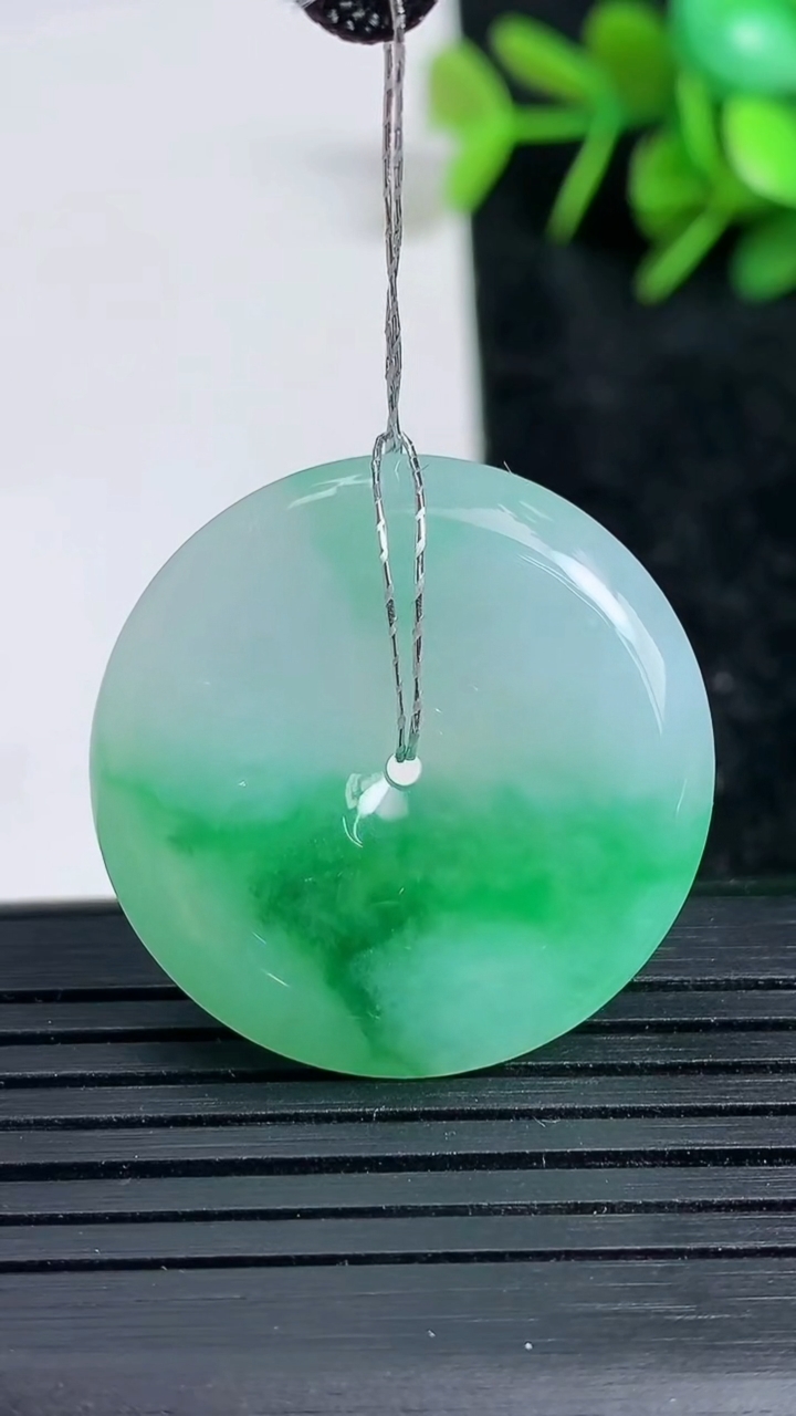 天然A货翡翠平安扣吊坠尺寸28.7-6.2重量:10.69g
3月23日