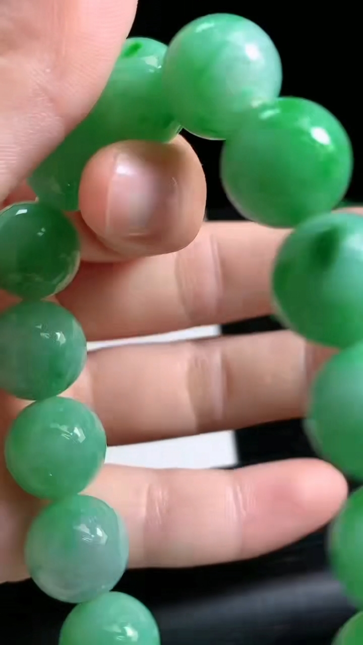 天然A货翡翠圆珠手串尺寸12.9-16颗重量:57.17g3月23日
工厂直销收藏佳品,种好水足，色泽均匀，有种有色，上手高大气！