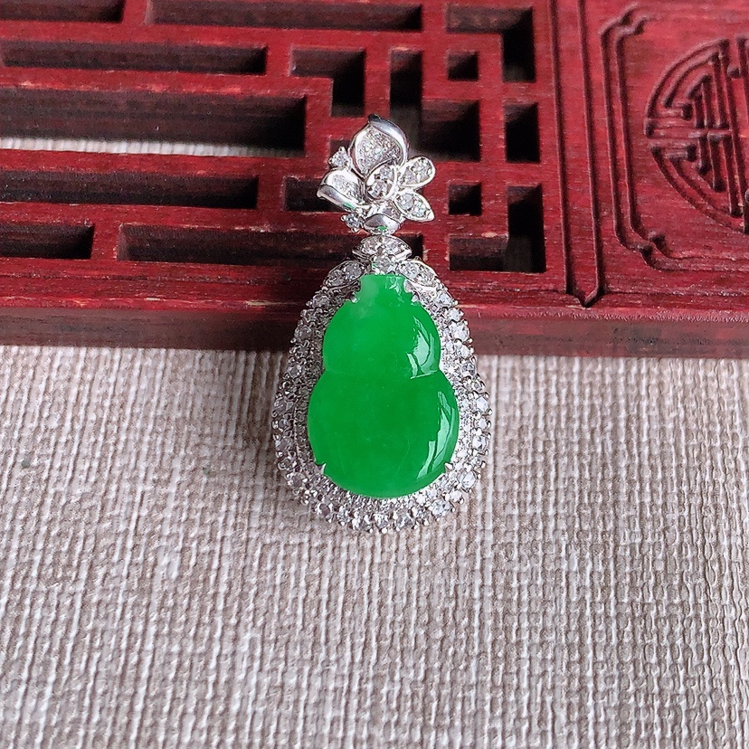 天然A货翡翠18K金伴钻镶嵌阳绿葫芦吊坠  
尺寸27.8-14.5-9.8裸石14.2-9.6mm 重量4.30g 0322