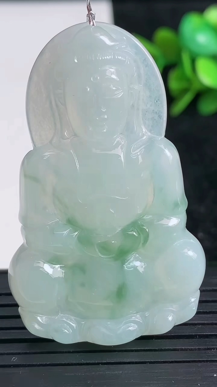 天然A货翡翠冰种飘花观音菩萨吊坠尺寸51.2-32-5.5重量:15.75g
3月23日