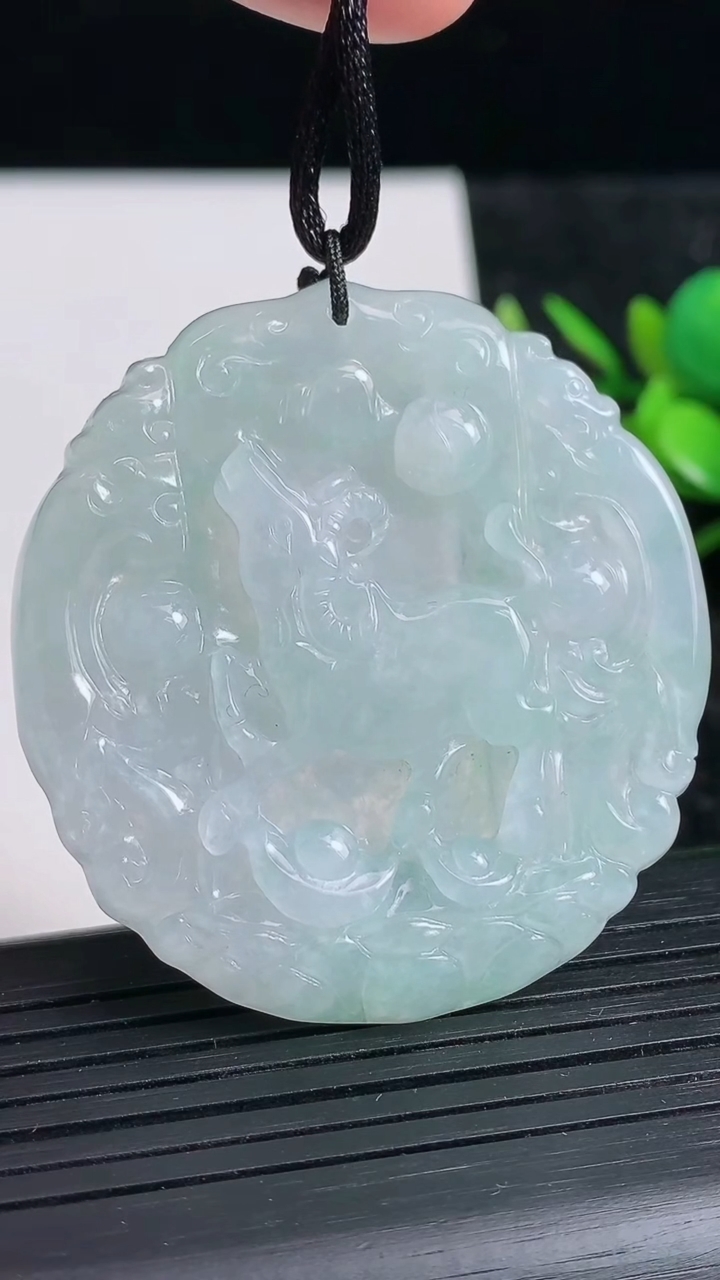 天然A货翡翠生肖牛吊坠尺寸48.5-44.7-5.9重量:23.44g
3月23日