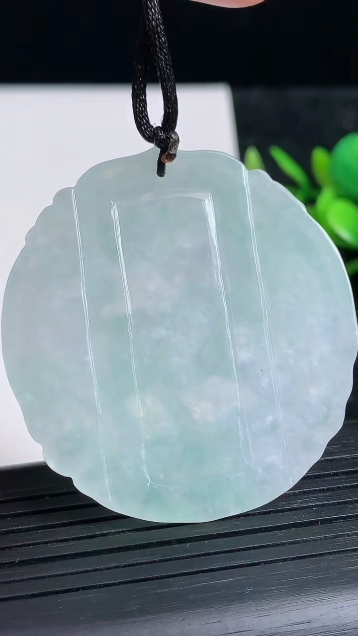 天然A货翡翠生肖牛吊坠尺寸48.5-44.7-5.9重量:23.44g
3月23日