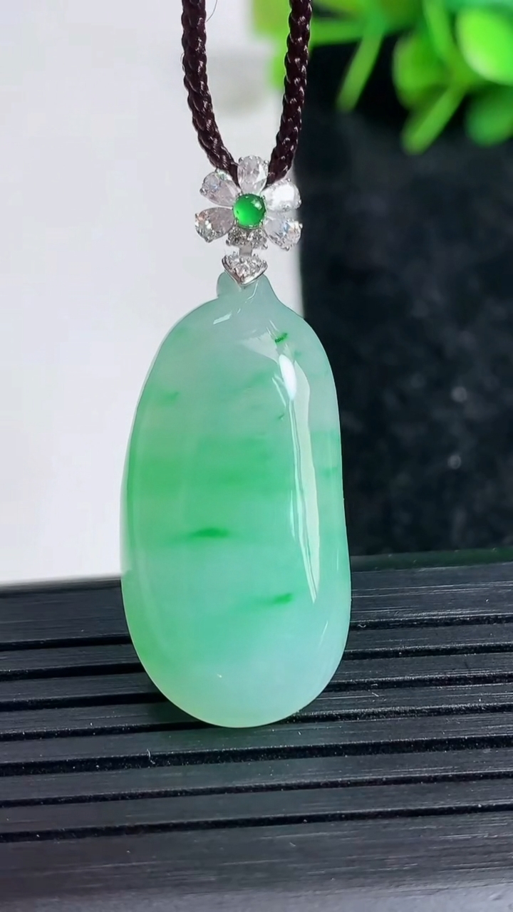 天然A货翡翠福瓜吊坠尺寸31.6-15.6-6.5重量:6.70g
3月23日