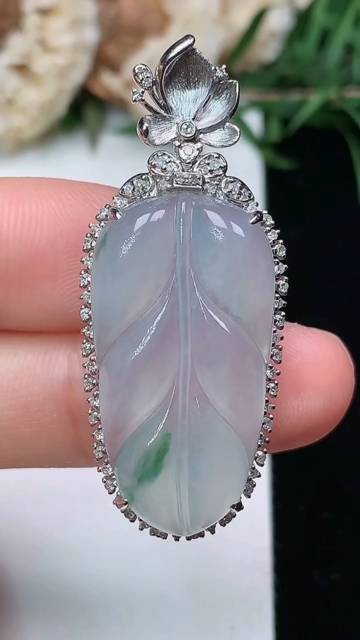 天然A货翡翠金枝玉叶 叶子吊坠，尺寸41.6-17.2-8，裸石27.2-14.7，重量:5.64g