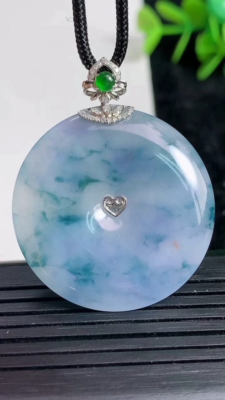 天然A货翡翠18K金紫罗兰飘花平安扣吊坠尺寸33.1-5.6重量:13.30g
3月23日