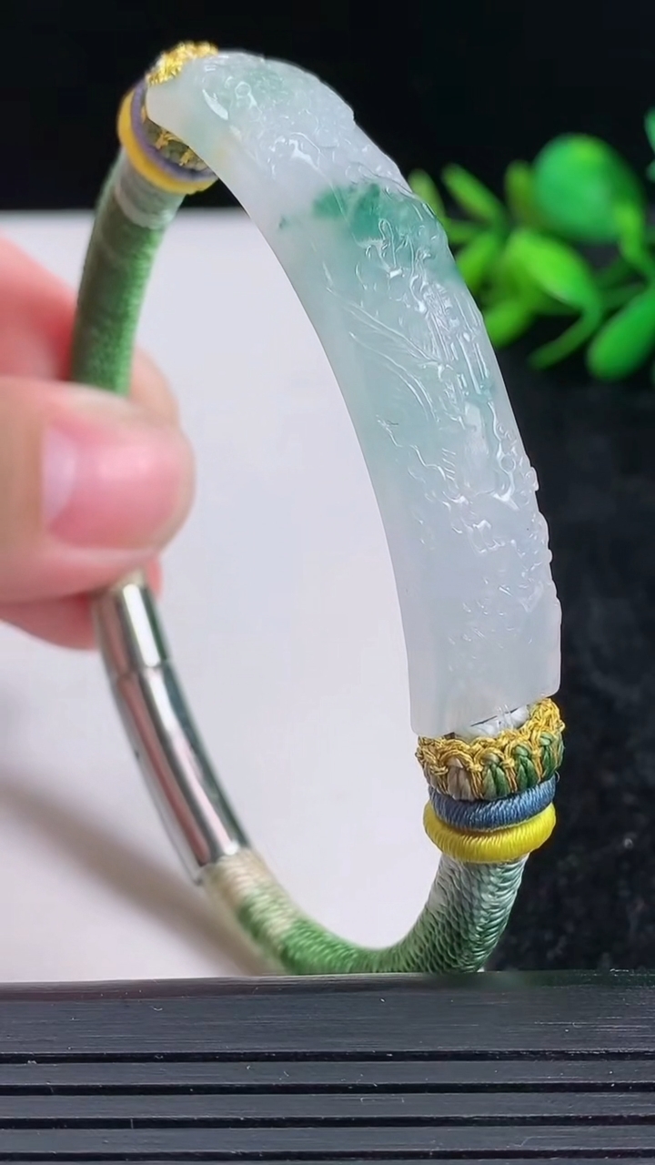 天然A货翡翠手牌尺寸54.1-11.6-5.6重量:19.05g
3月23日