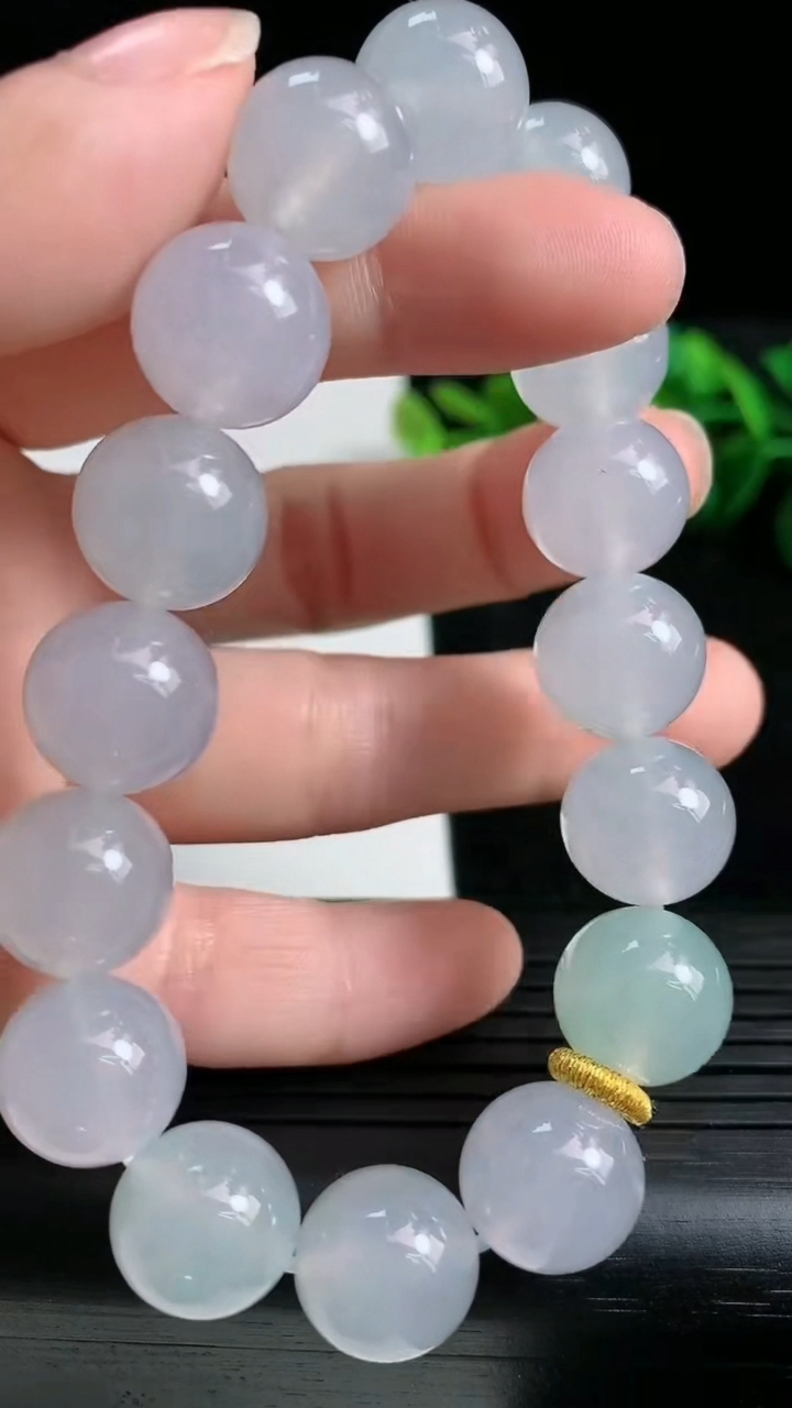 天然A货翡翠圆珠手串尺寸12.1-16颗重量:52.01g3月23日
工厂直销收藏佳品,种好水足，色泽均匀，有种有色，上手高大气！