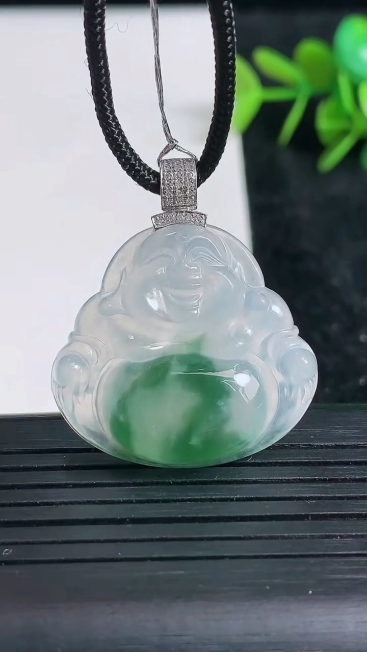 天然A货翡翠种飘花佛公吊坠尺寸27.7-28.9-6.1重量:7.74g
3月23日