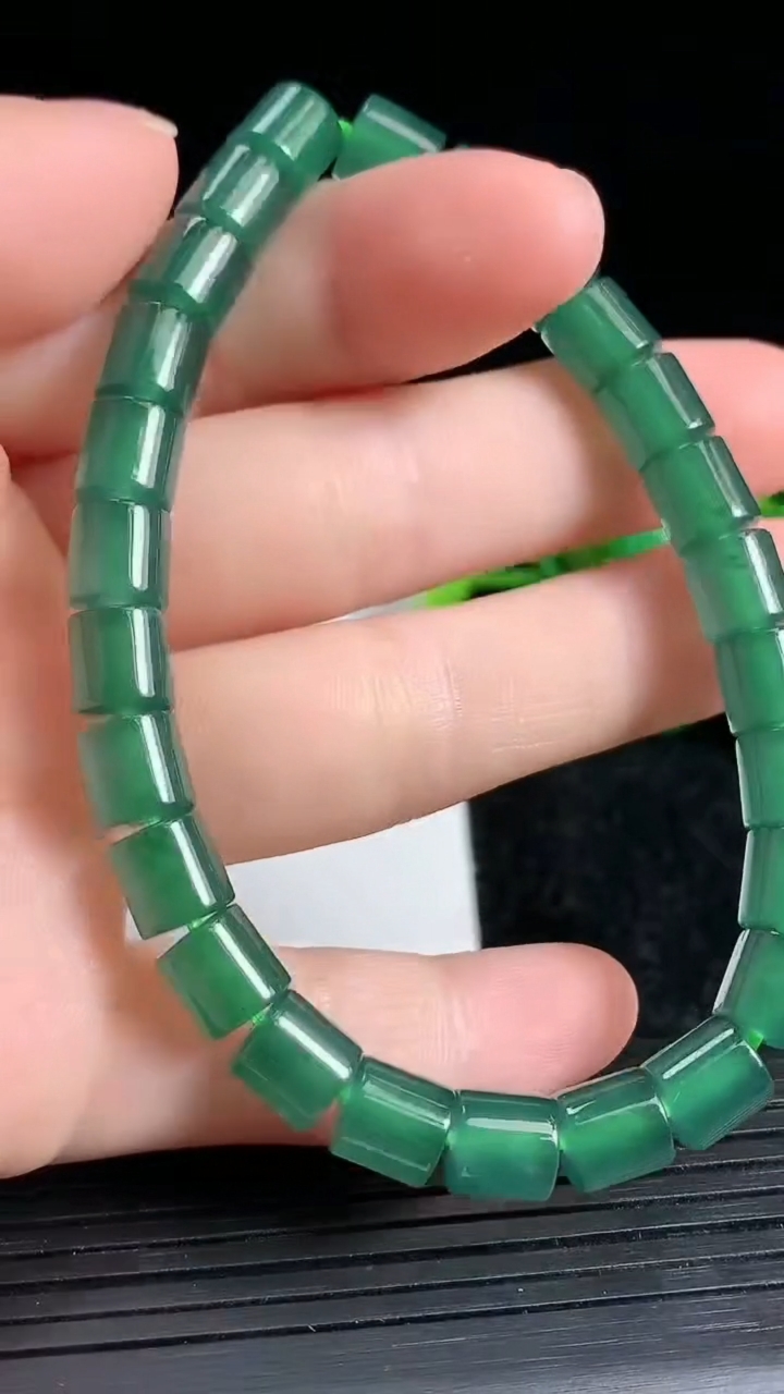 天然A货翡翠路路通手串尺寸6.4-6.6重量:19.97g3月23日
工厂直销收藏佳品,种好水足，色泽均匀，有种有色，上手高大气！