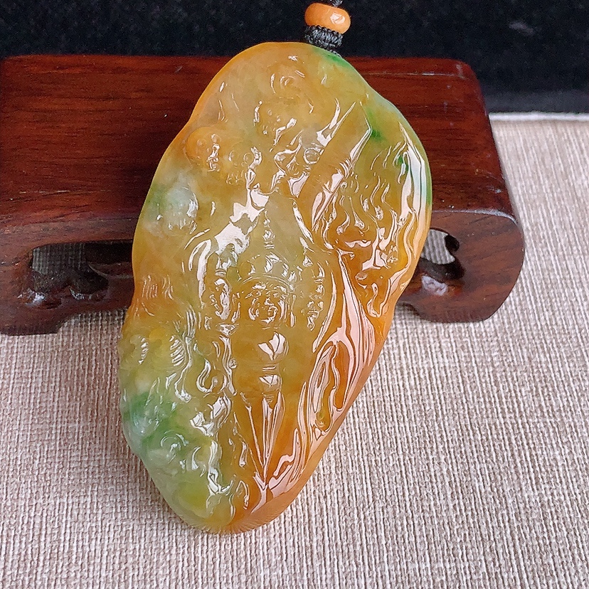 天然A货翡翠黄加绿双彩不动明王吊坠 
尺寸70.5-39.3-11mm 重量48.96g 0322