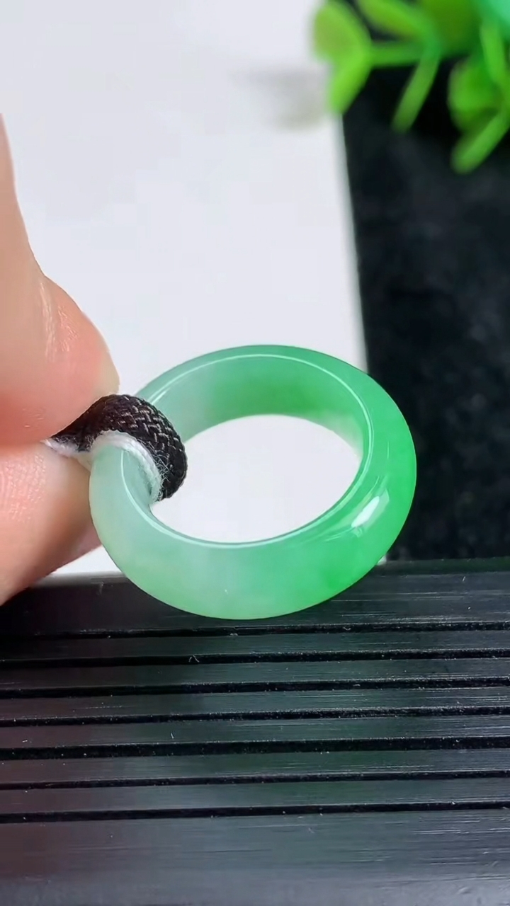 天然A货翡翠指环戒指尺寸15.1-6-3.7重量:3.85g2026年3月23日
工厂直销收藏佳品,种好水足，色泽均匀，有种有色，上手高大气！