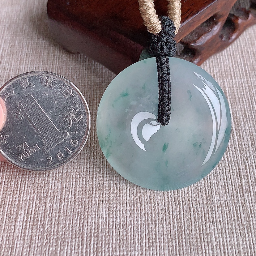 天然A货翡翠飘花平安扣吊坠 
尺寸32.8-6mm 重量18.50g 0322