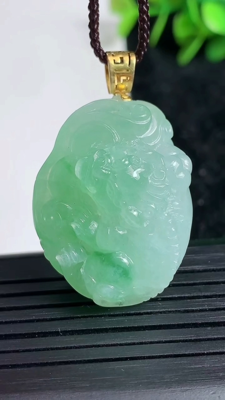 天然A货翡翠金蟾吊坠尺寸31.6-23.9-14.4重量:15.01g
3月23日