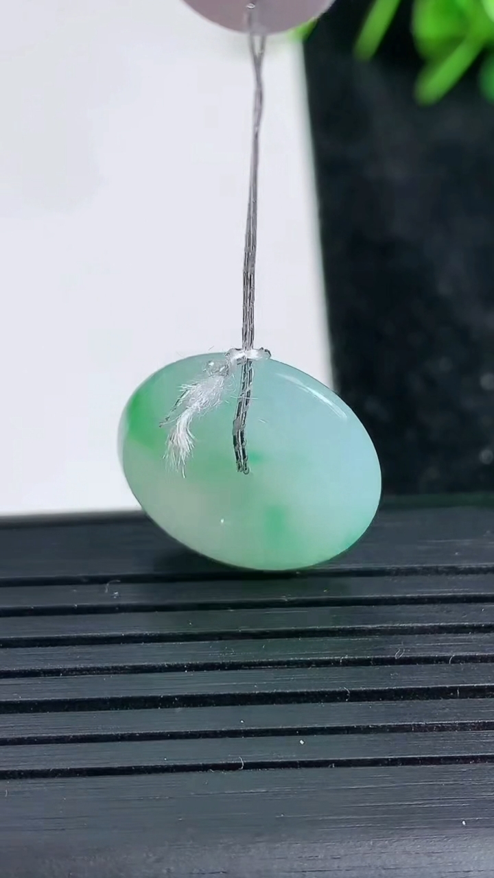 天然A货翡翠平安扣吊坠尺寸18.3-5重量:3.78g
3月23日