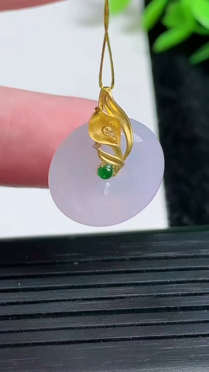 天然A货翡翠18K金紫罗兰平安扣吊坠尺寸16.7-5.7重量:3.71g
3月23日