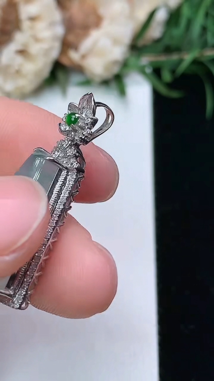 天然A货翡翠无事牌吊坠，尺寸31-16.8-7.5
3月23日1.8，重量:3.52g