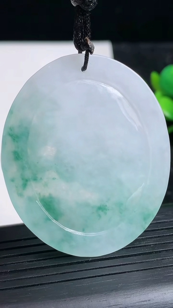 天然A货翡翠飘花生肖鸡吊坠尺寸51.2-43.5-5.8重量:26.00g
3月23日