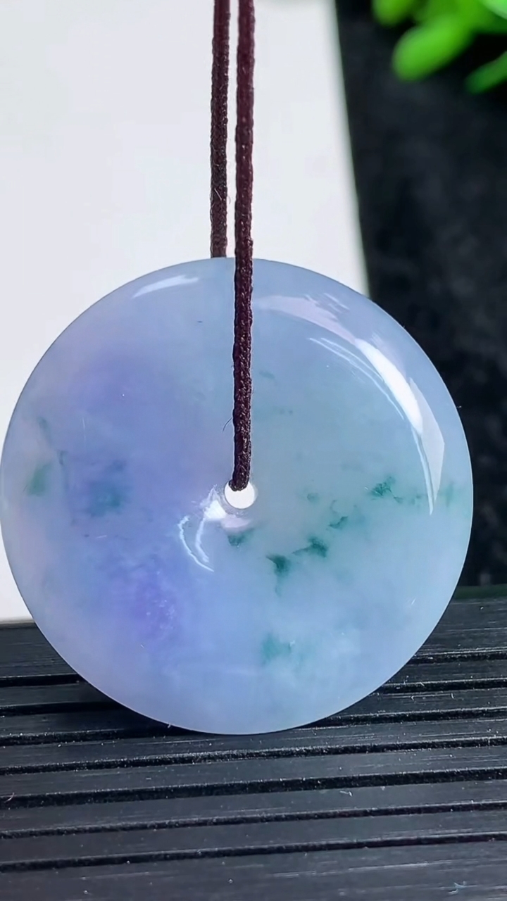 天然A货翡翠紫罗兰飘花平安扣吊坠尺寸30.8-5.6重量:10.96g
3月23日