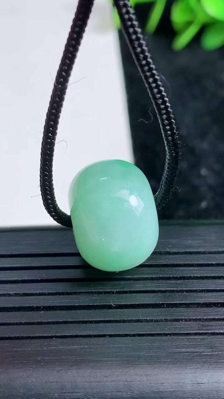 天然A货翡翠路路通吊坠尺寸17.3-12.8重量:7.82g
3月23日