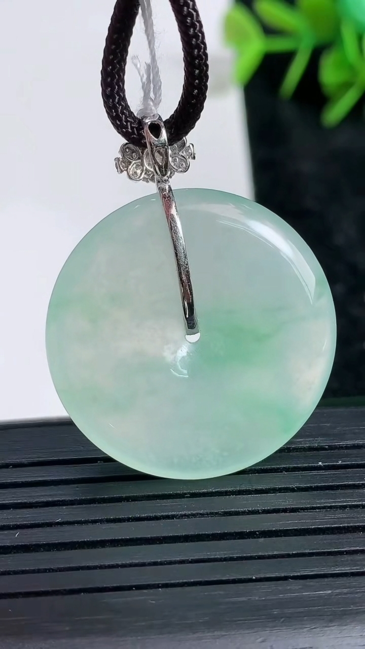 天然A货翡翠平安扣吊坠尺寸28.8-5.3重量:10.06g
3月23日