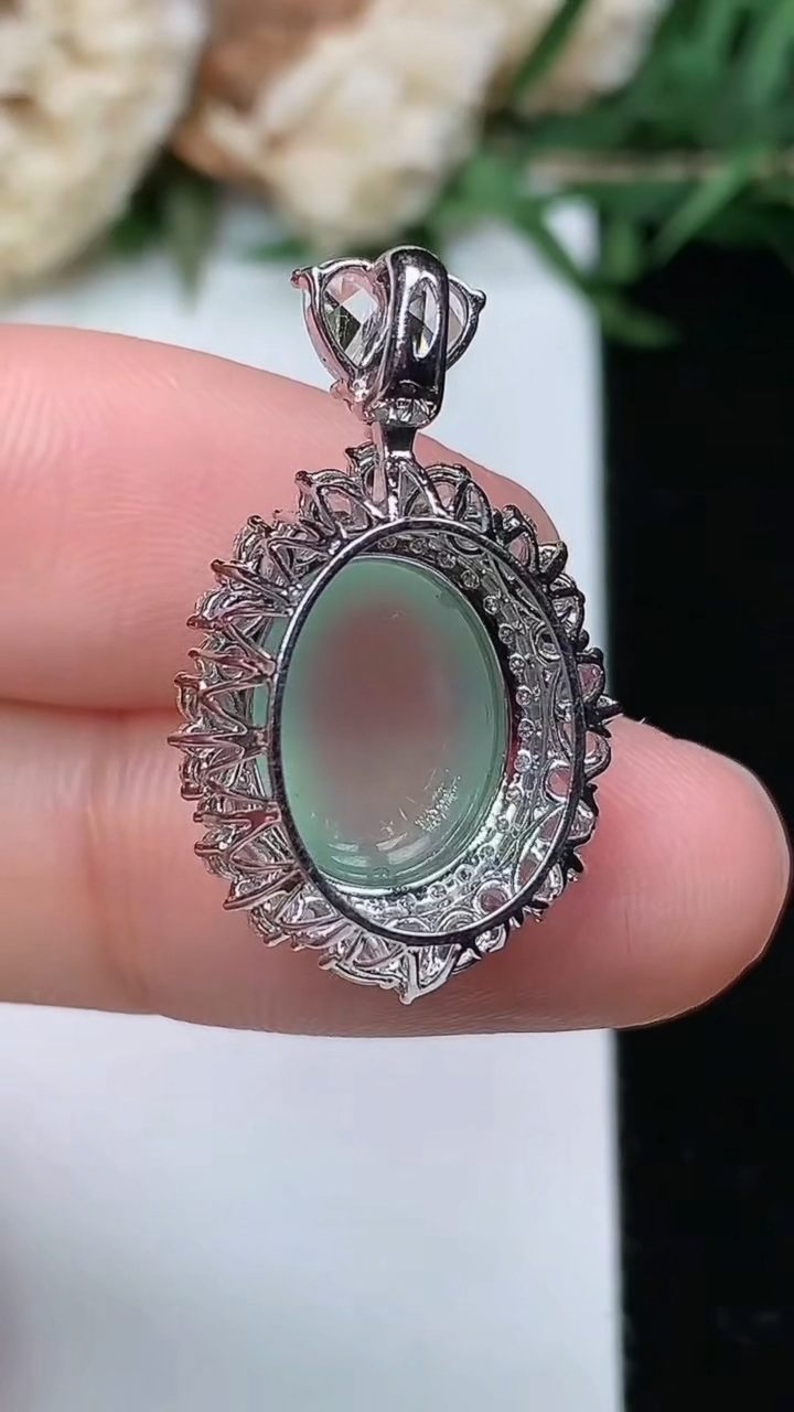 天然A货翡翠蛋面吊坠，尺寸25.3-15.5-11，裸石11.7-9.4，重量:2.75g
3月23日