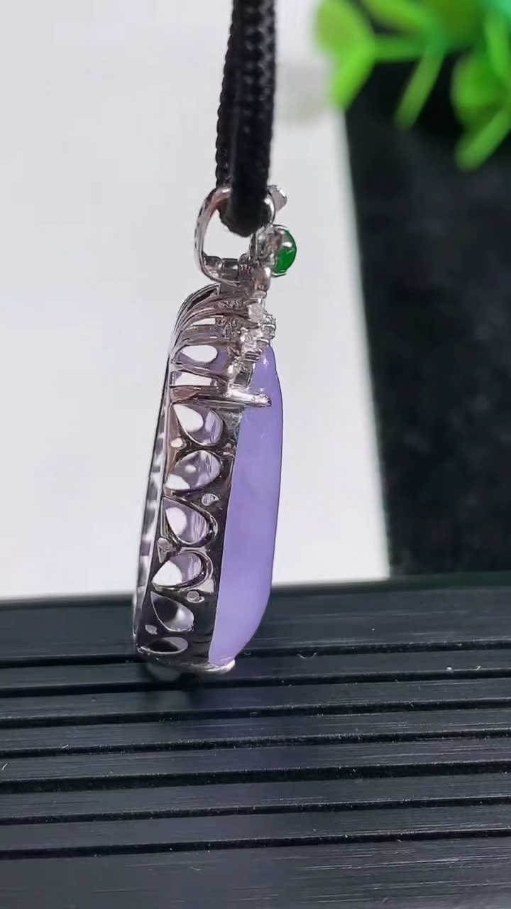 天然A货翡翠18K金紫罗兰福瓜吊坠尺寸35.1-14.2-9重量:5.14g
3月23日