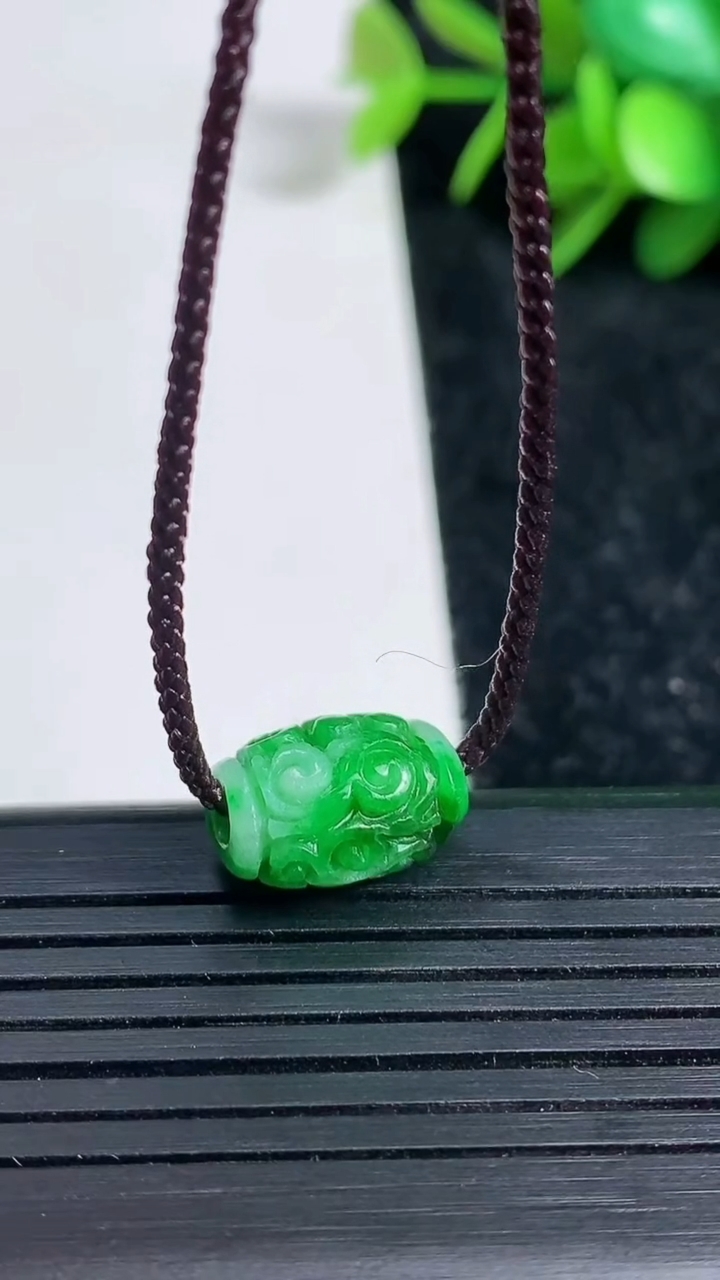 天然A货翡翠雕花路路通吊坠尺寸12.8-9.6-8重量:1.78g
3月23日