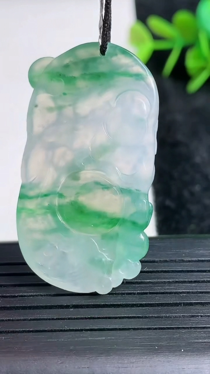 天然A货翡翠逍遥佛吊坠尺寸42.3-23.2-5.5重量:11.53g
3月23日