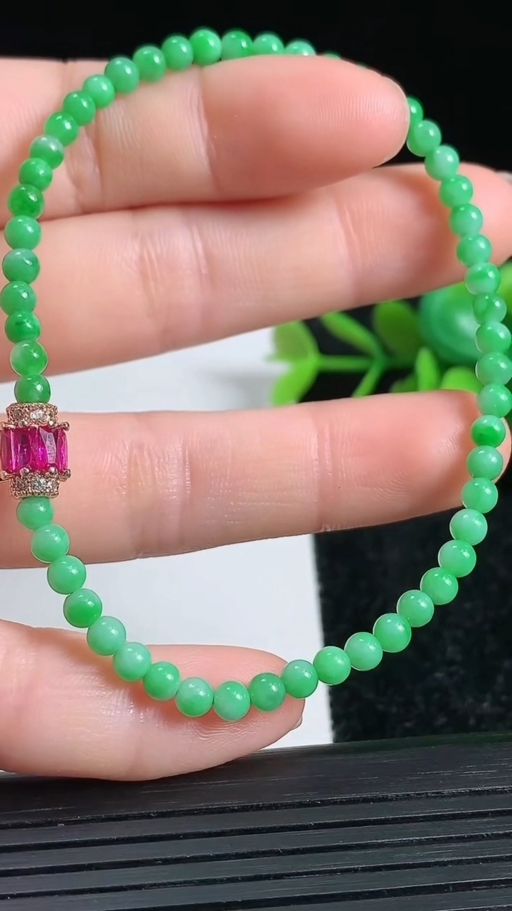 天然A货翡翠小米圆珠手串尺寸3.5-54颗重量:4.71g3月23日
工厂直销收藏佳品,种好水足，色泽均匀，有种有色，上手高大气！