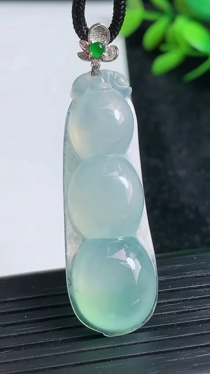 天然A货翡翠福豆吊坠尺寸43.2-14.8-6.7重量:7.88g
3月23日