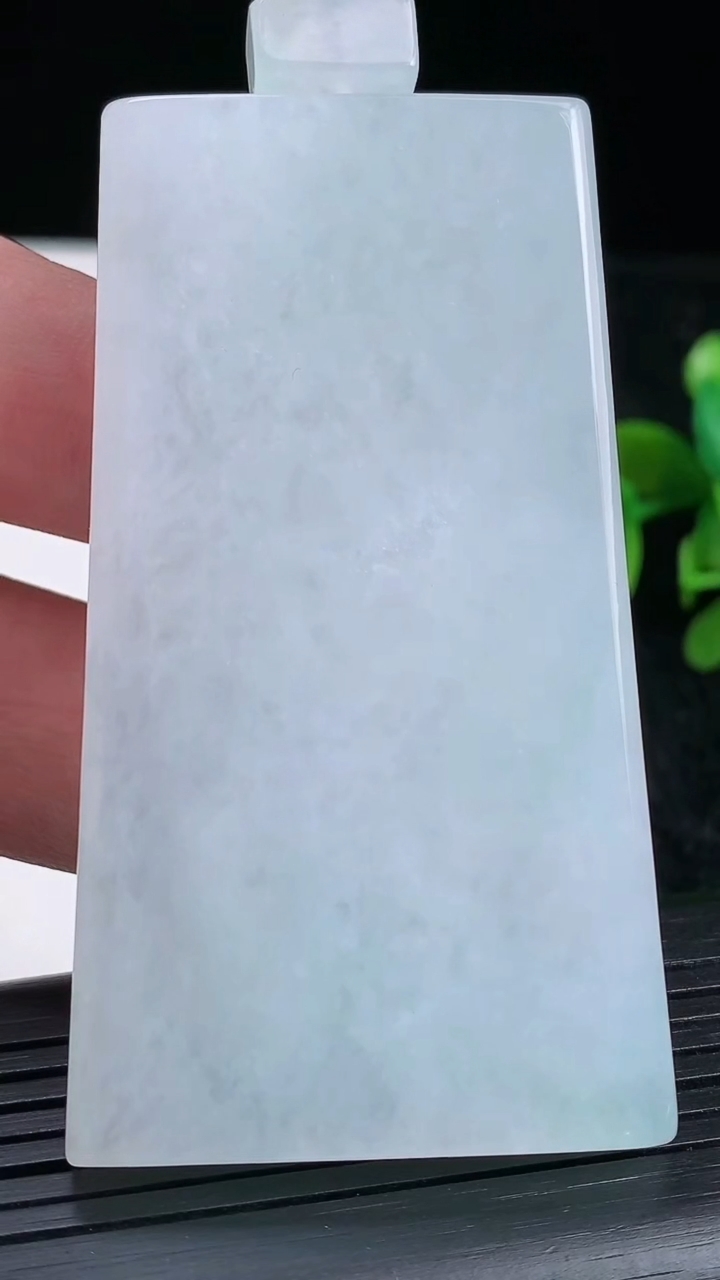 天然A货翡翠无事牌吊坠尺寸65.8-37.8-6.6重量:53.71g
3月23日