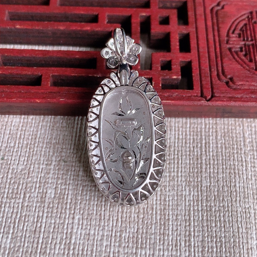 天然A货翡翠18K金伴钻镶嵌阳绿叶子金枝玉叶吊坠 
尺寸35.8-15.8-8.2裸石21.5-12