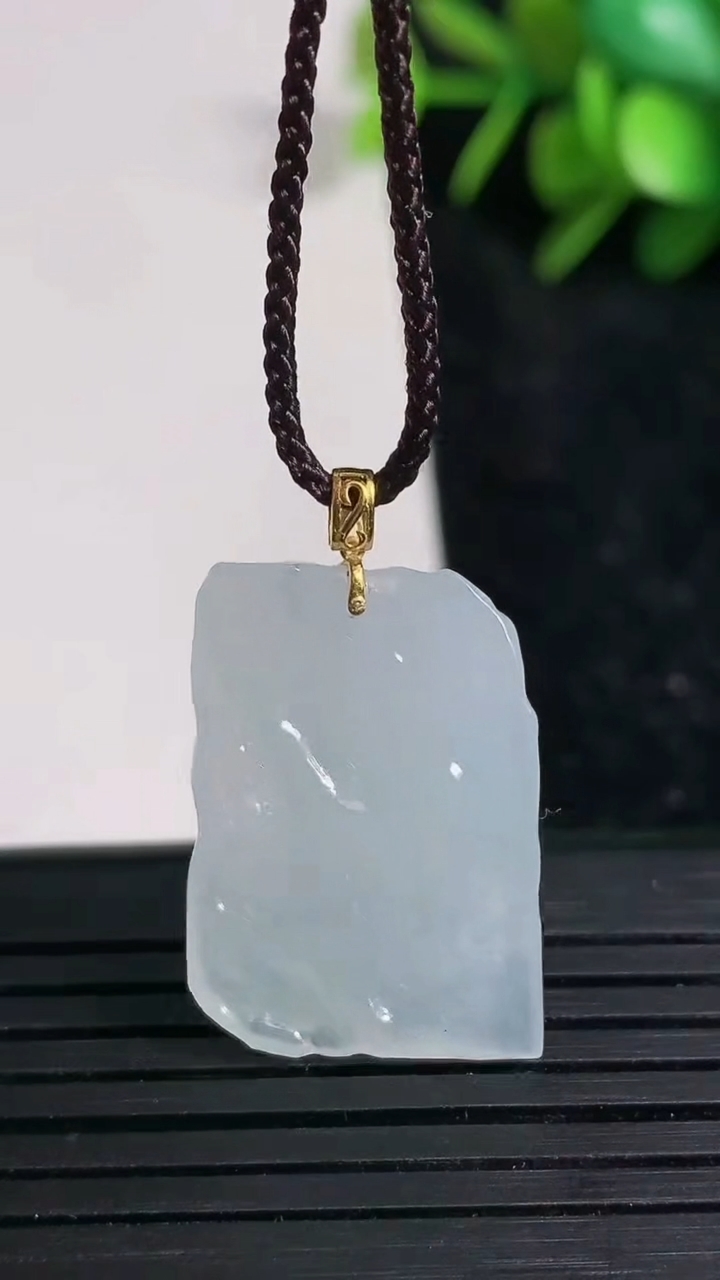 天然A货翡翠原石吊坠尺寸23.7-16.3-6.3重量:4.71g
3月23日