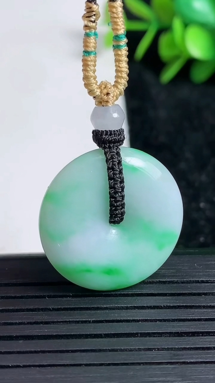 天然A货翡翠平安扣吊坠尺寸24.5-5.7重量:8.78g
3月23日