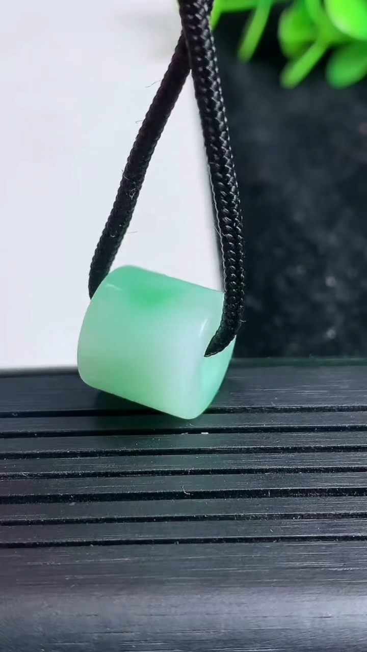 天然A货翡翠路路通吊坠尺寸15.3-12重量:4.60g
3月23日