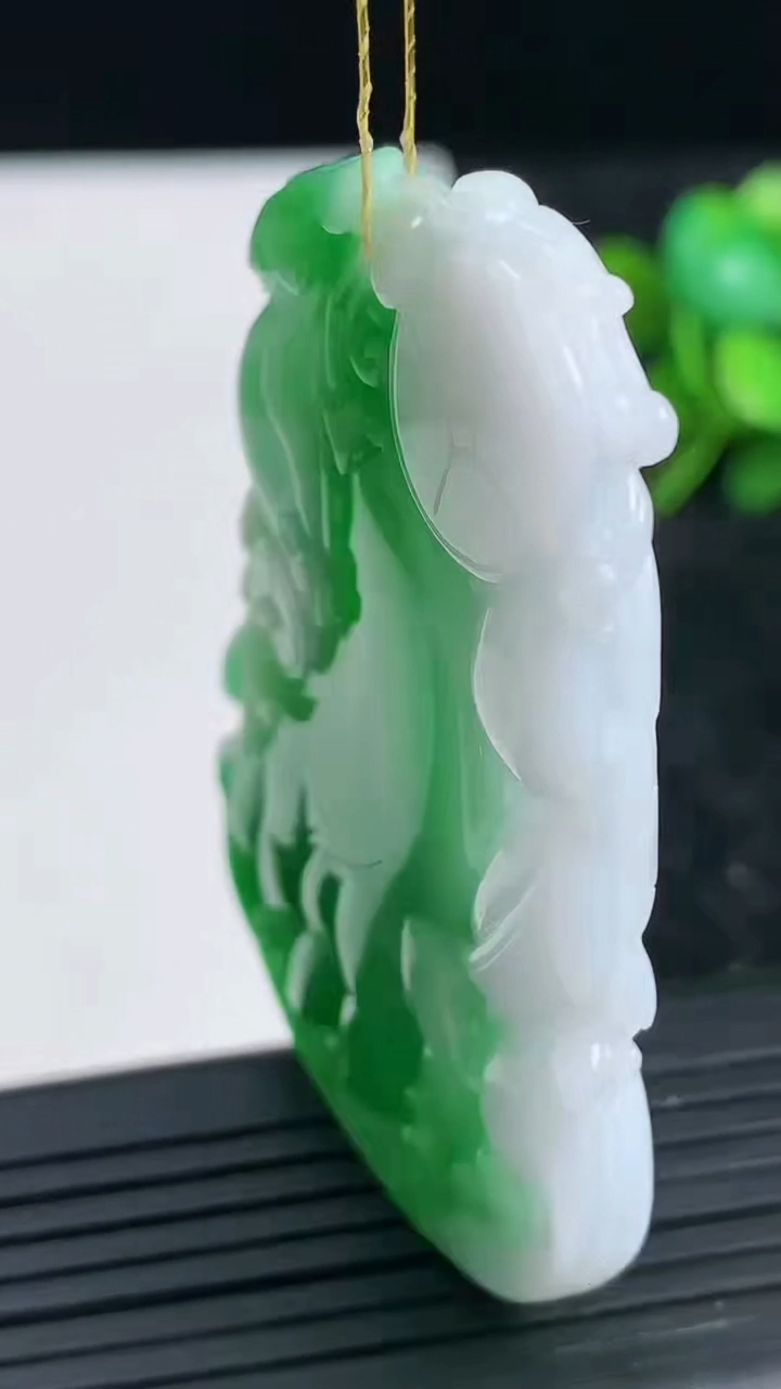 天然A货翡翠佛手瓜吊坠尺寸55.6-36.9-6.5重量:27.88g
3月23日