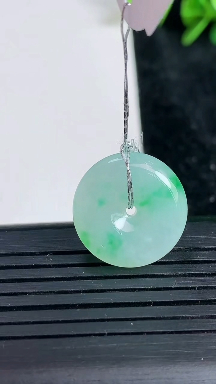 天然A货翡翠平安扣吊坠尺寸18.3-5重量:3.78g
3月23日