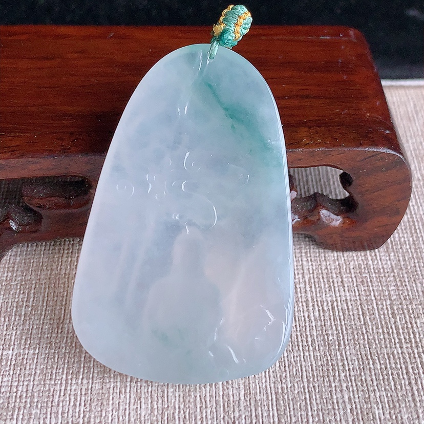 天然A货翡翠飘花大日如来吊坠 
尺寸52.8-34.5-5.8mm 重量23.10g 0322